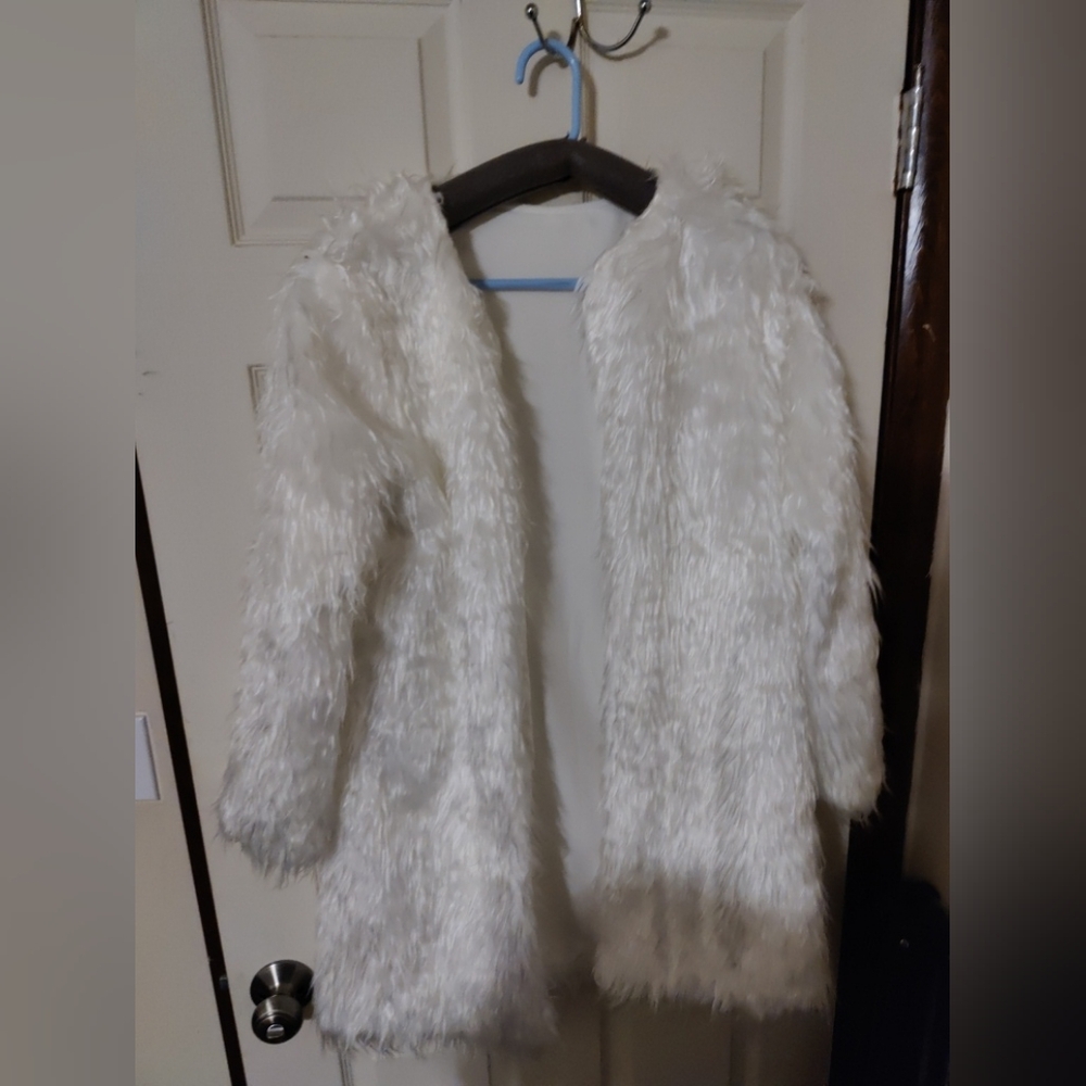 White Teddy Jacket with Fluffy Texture and Generous Collar
